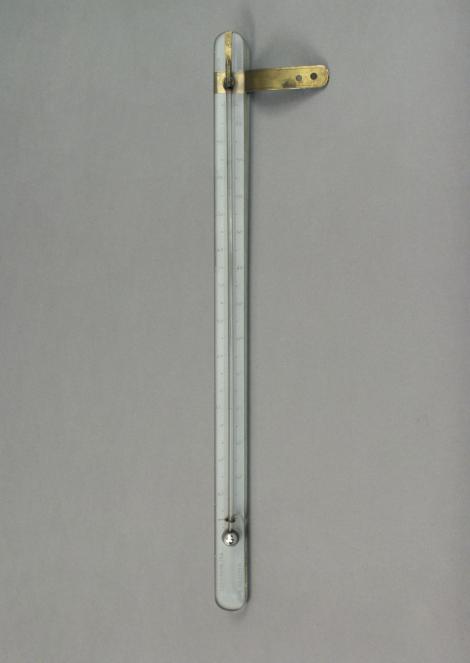 Zdjęcie nr 10 (31)
                                	                             Termometr Fortin, Jean Nicolas Fortin, Paryż, 1786 r., zakupiony przez Jana Śniadeckiego dla pierwszego Obserwatorium Astronomicznego SGK, jeszcze przed uruchomieniem obserwatorium. Wraz z drugim termometrem, parą barometrów i higrometrem stanowił pierwsze wyposażenie stacji meteorologicznej Szkoły Głównej Koronnej a tym samym UJ.
                            